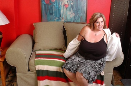 Fatty SSBW mature Deedra is undressing and posing without clothes