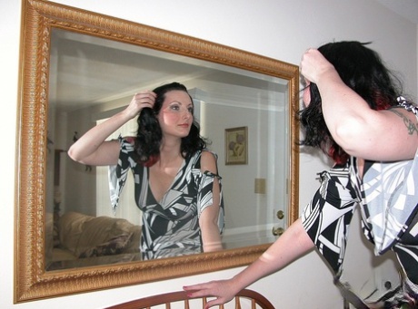 Mature amateur hops into the shower during her nude modeling debut