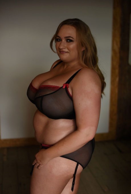 Sexy British fatty Sara Willis unveils her amazingly big natural tits