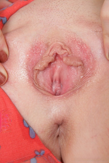 Slutty brunette amateur chick Marisol stuffing her pussy with big toy