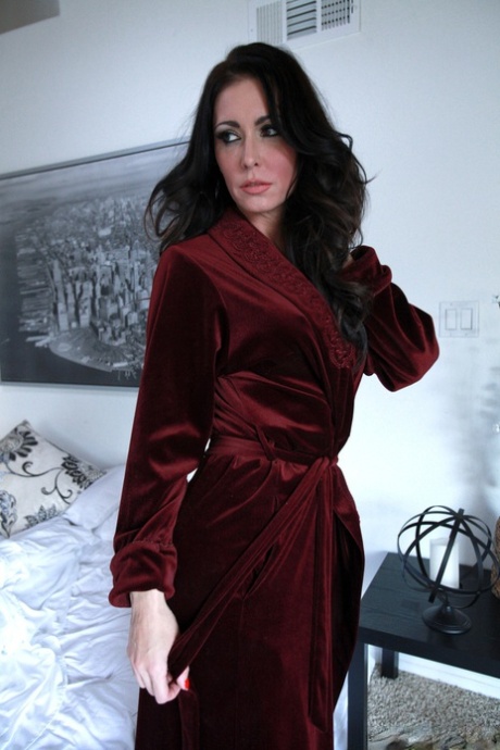 Jessica Jaymes teaches stepdaughter Willow Hayes how to suck stepbro's cock