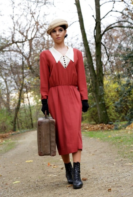 Hungarian maid Jessyka Swan gets analized before giving an intense footjob