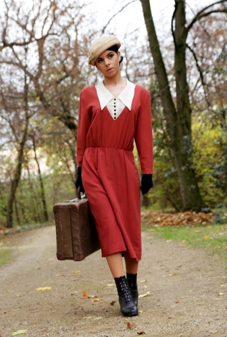 Hungarian maid Jessyka Swan gets analized before giving an intense footjob