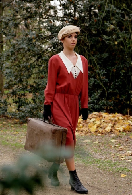 Hungarian maid Jessyka Swan gets analized before giving an intense footjob