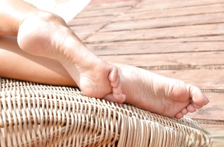 Latina solo girl Susy Gala flaunting great legs and sexy bare feet outdoors