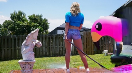 Feisty MILF with hot round butt got an awesome idea to seduce stepson