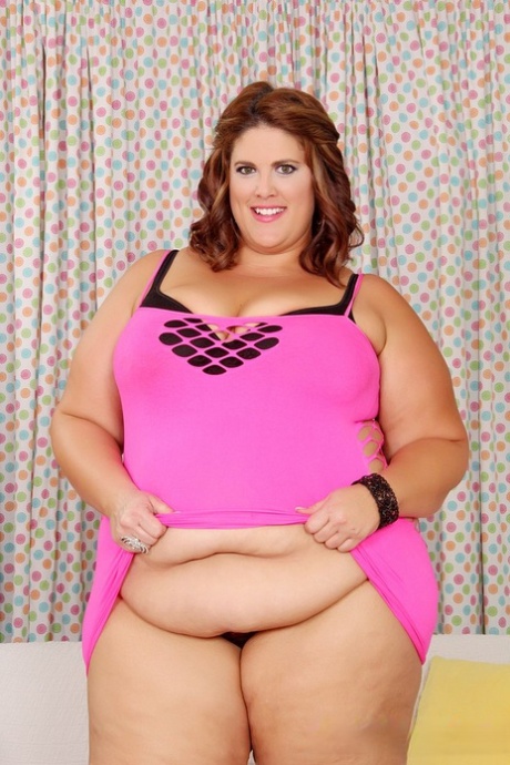 Obese model Erin Green revealing floppy tits and belly rolls during nude shoot