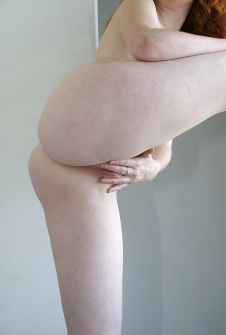 Pale-skinned amateur Ivy Manner prefers masturbating on camera