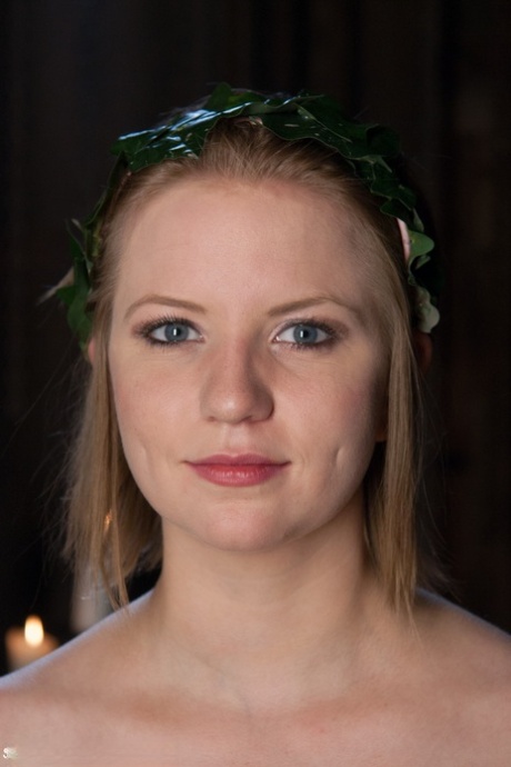 Busty chick Dee Williams will show us her curves while being fully nude.