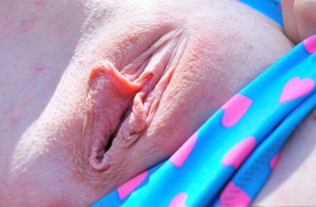 Sexy teen bares her hot ass before attending to her suckable pussy