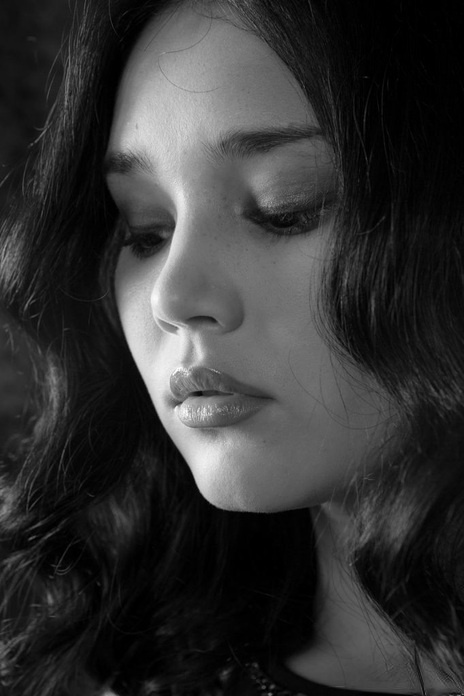 Nude brunette teen Malena Fendi shows off her bare feet with toes splayed