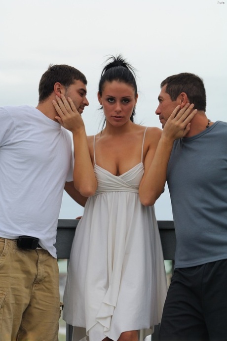 Glamour babe Kate does upskirting and flashes her cute camel toe in public