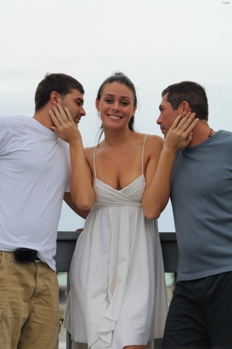 Glamour babe Kate does upskirting and flashes her cute camel toe in public