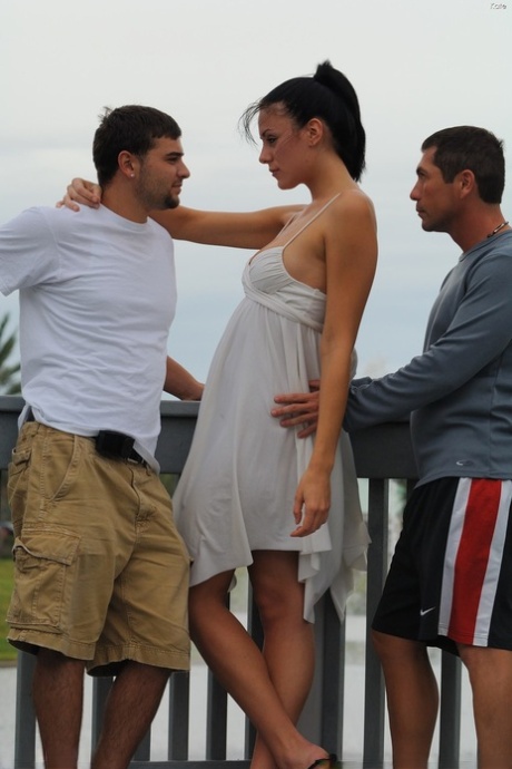 Glamour babe Kate does upskirting and flashes her cute camel toe in public