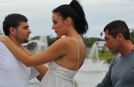 Glamour babe Kate does upskirting and flashes her cute camel toe in public