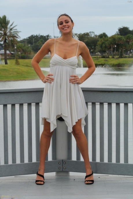 Glamour babe Kate does upskirting and flashes her cute camel toe in public