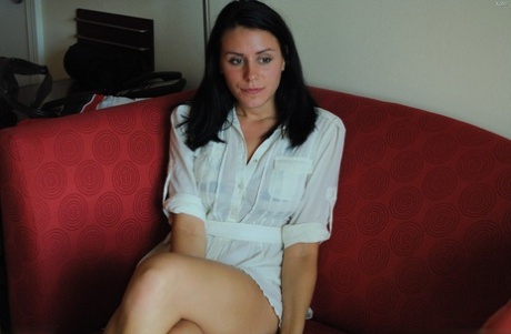 Glamour babe Kate does upskirting and flashes her cute camel toe in public