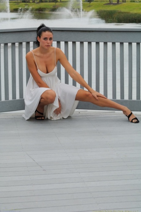 Glamour babe Kate does upskirting and flashes her cute camel toe in public