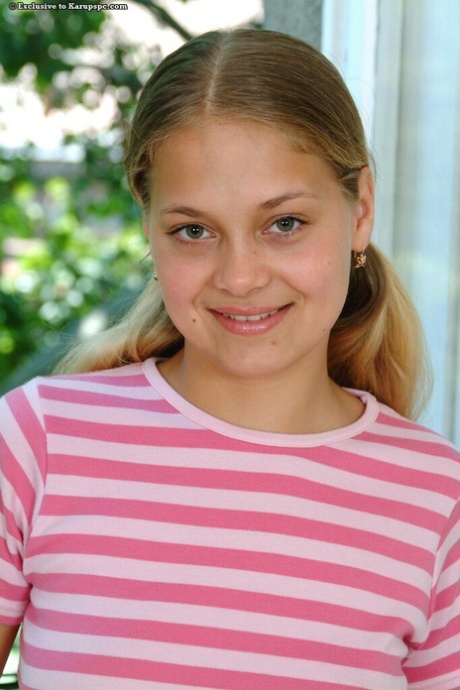 Spiffing amateur babe Kyara sticks her middle finger in wet donut