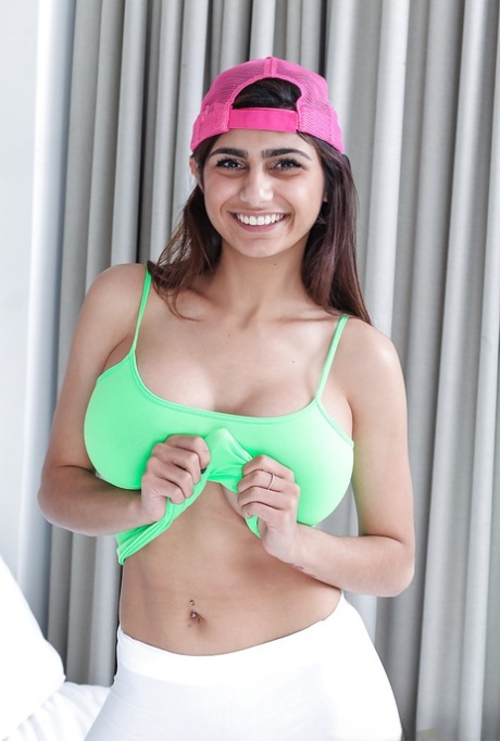 Buxom babe Mia Khalifa spreads shaved pussy after removing yoga pants