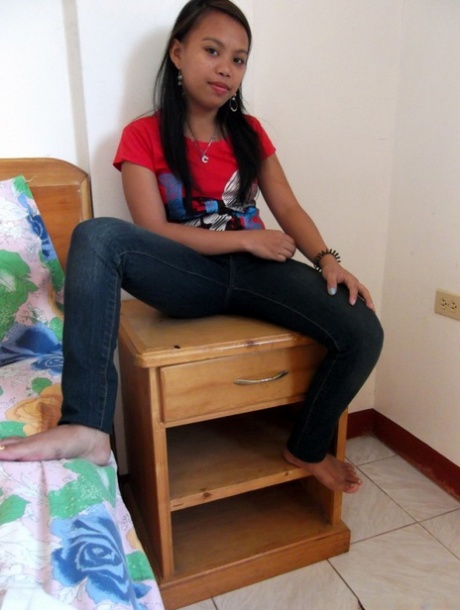 Teen Filipina Kimberly poses in the hotel room and gets cum on trimmed pubis