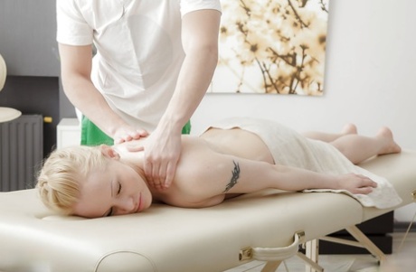 Fantastic girl with an amazing ass Tori enjoys a relaxing massage