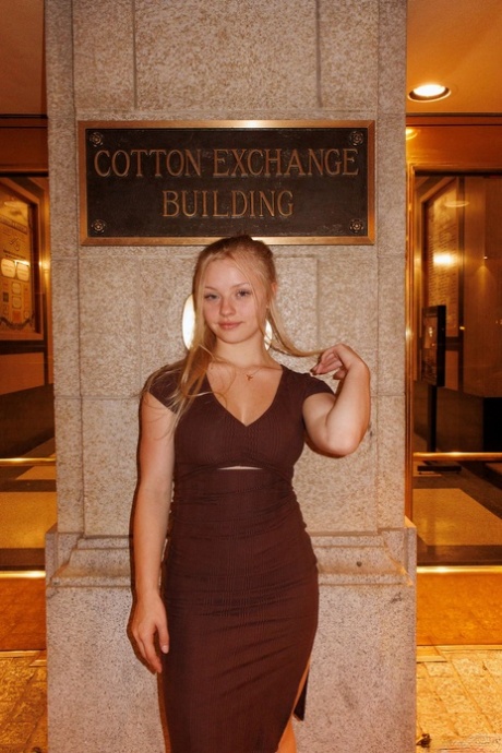 Sexy babe Kylie Shay shows off her big ass in a sexy striptease