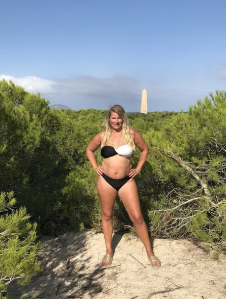 Fat first timer with dirty blonde hair Sweet Susi takes off dress and bikini