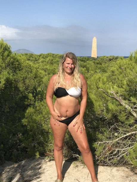 Fat first timer with dirty blonde hair Sweet Susi takes off dress and bikini