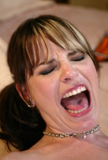 Horny MILF with naturals Dana DeArmond gets toyed by a machine and a hot babe