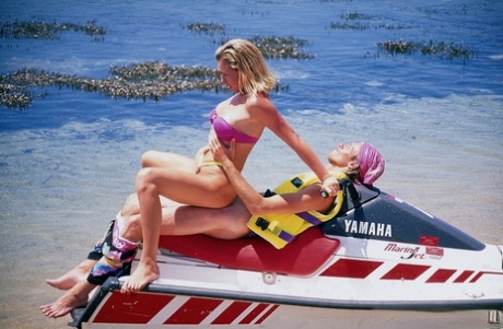 Lusty Baywatch babe got her all holes penetrated and facialed at the beach