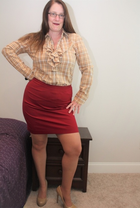 Thick older lady rolls off her pantyhose to finish getting naked on her bed