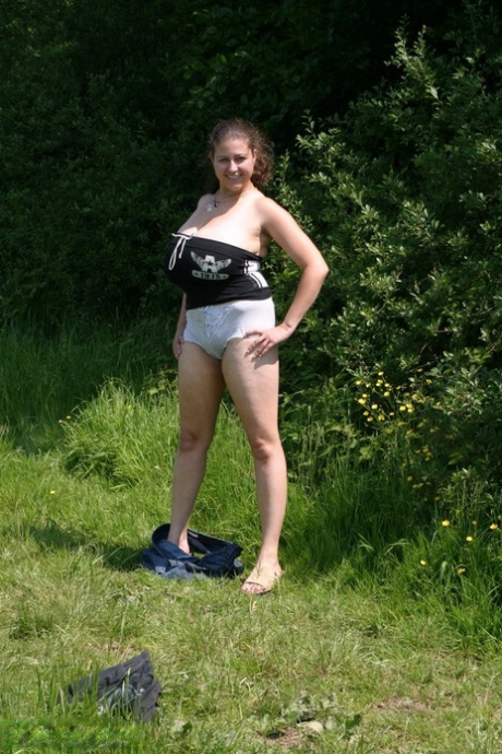 Dirty amateur MILF Denise Davies worships her large melons in the field