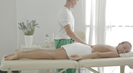 Young hottie with nice ass receive oil massage before hardcore sex