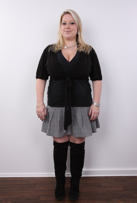 Fat blonde Jana reveals large breasts during her nude modeling debut