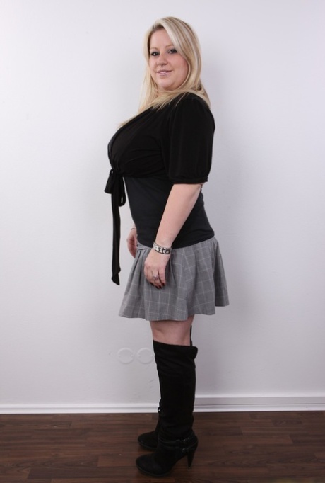 Fat blonde Jana reveals large breasts during her nude modeling debut