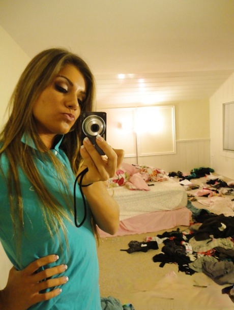 Amateur Bella Beyle strips to make some homemade shots in lingerie