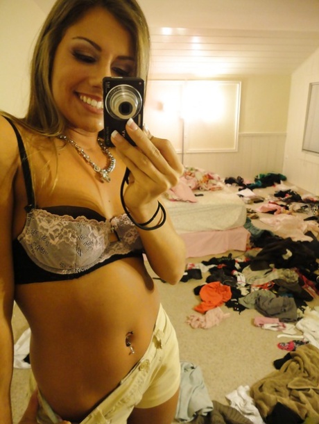 Amateur Bella Beyle strips to make some homemade shots in lingerie