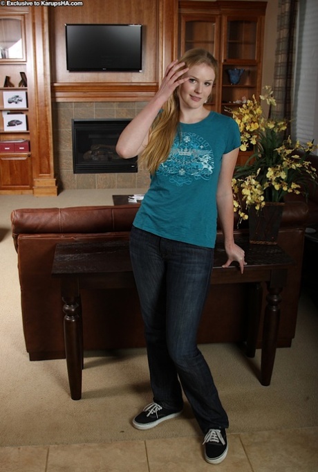 Chubby amateur with ample ass and shaved pussy getting rid of her clothes