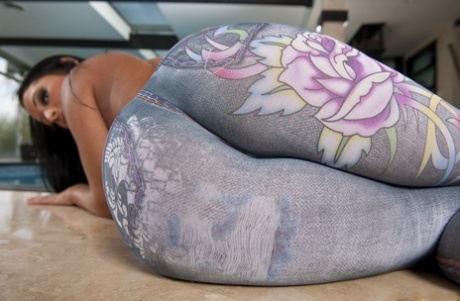 Super hot Brazilian darling Monica Santhiago reveals her large butt