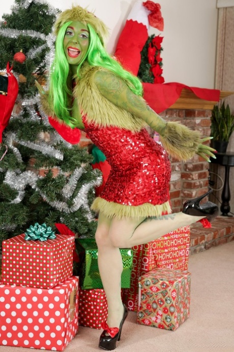 Solo model dresses as the Grinch Who Stole Christmas while spreading her ass