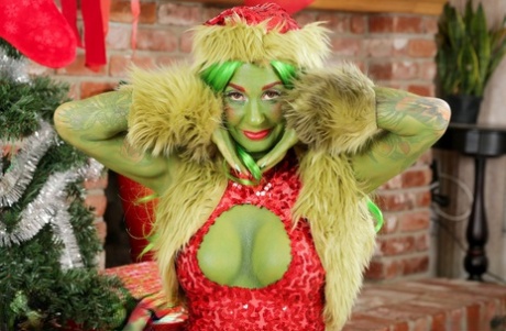 Solo model dresses as the Grinch Who Stole Christmas while spreading her ass