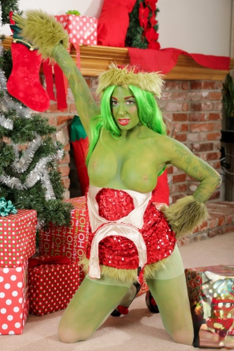 Solo model dresses as the Grinch Who Stole Christmas while spreading her ass