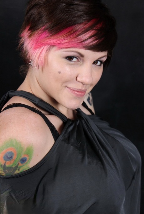 Plump amateur Dors Feline unveils her massive boobs in solo action