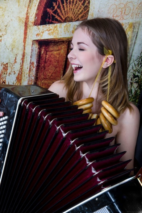 Cute teen Jeff Milton exposes her petite figure and poses naked