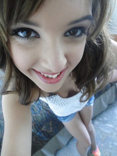 Teen coed babe Jaslene Jade spreading her legs and shows her pussy