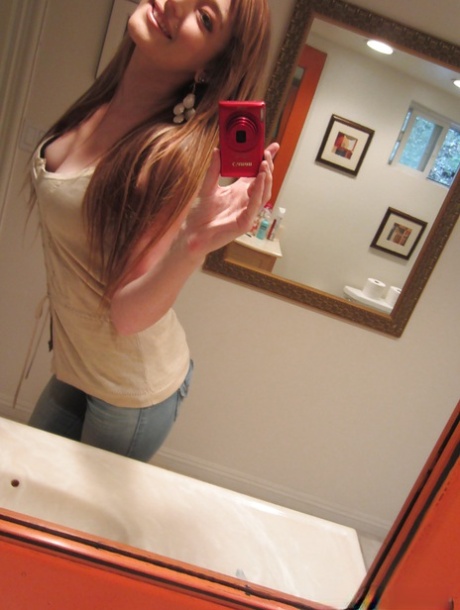 Teenage sweetie Casana Lei stripping and picturing herself