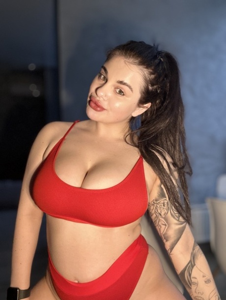 Inked OnlyFans babe Patricia Bloom exposing her phenomenal cleavage