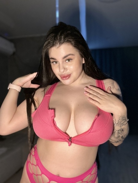 Inked OnlyFans babe Patricia Bloom exposing her phenomenal cleavage