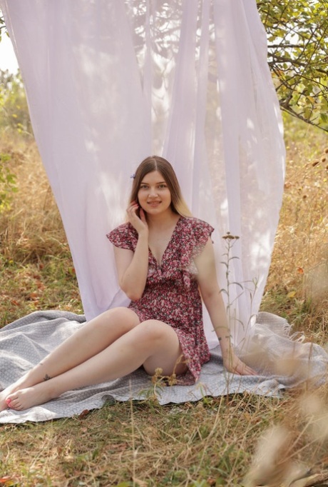 Nice teen Dunia blows a kiss after getting bare naked in the outdoors